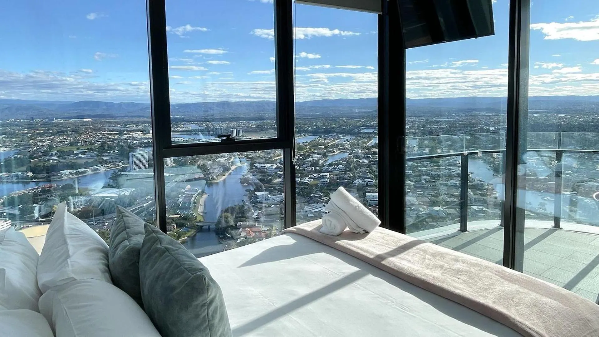 Broadbeach Island 2 Bedroom Casino Apartment - Coasthm Gold Coast